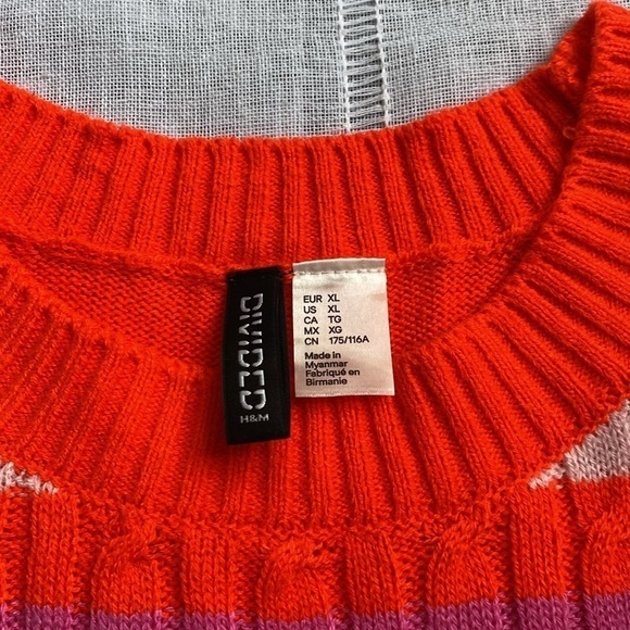 Divided stripped cropped sweater vest in vibrant colors. - Picture 3 of 11